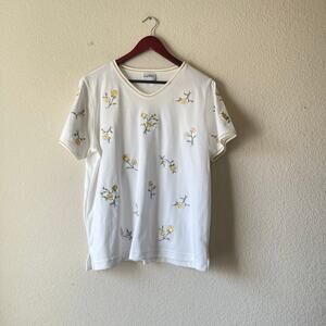 Vintage 90s white embroidered floral detail t shirt size medium petite‎